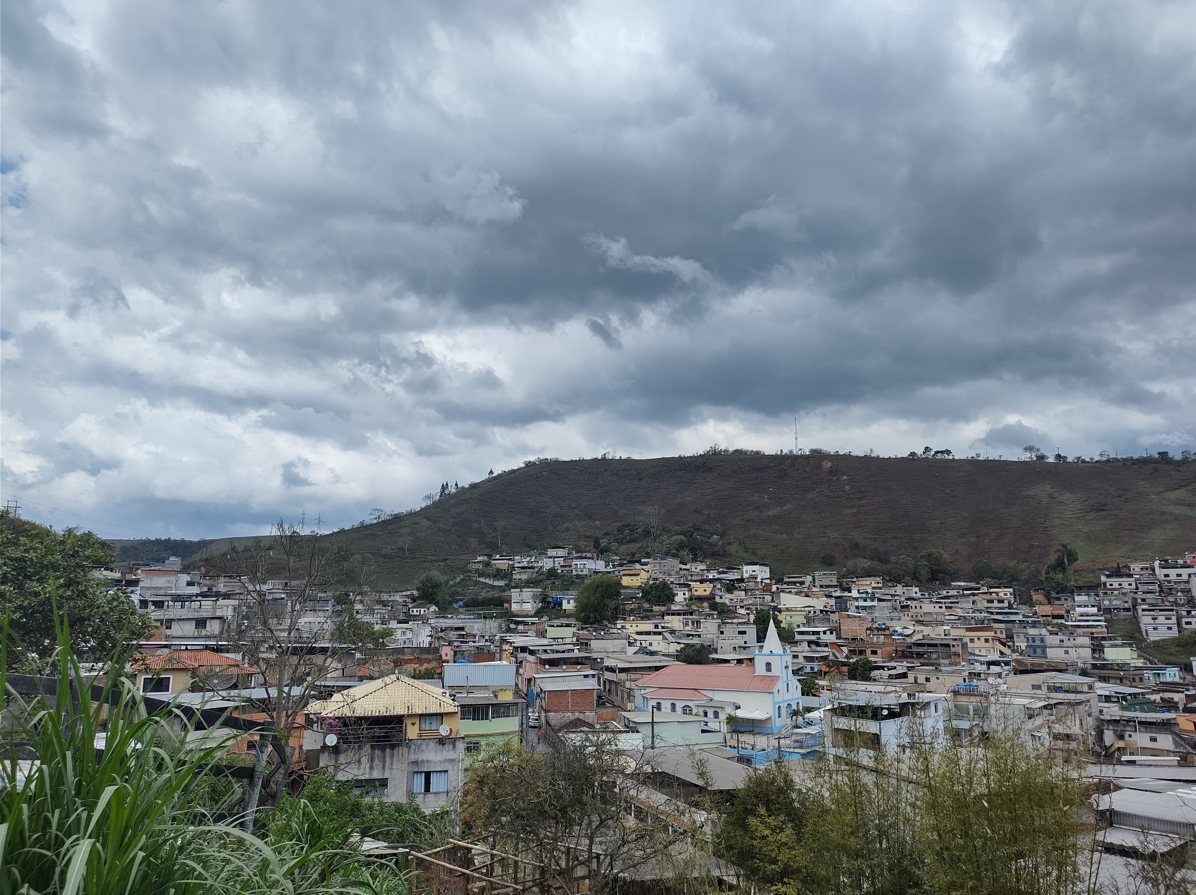 Sol entre nuvens e pancadas de chuva marcam o primeiro final de semana de 2025